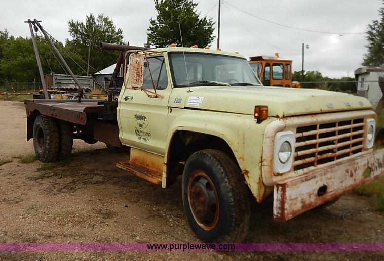 image for item I5408 1975 Ford F600 flatbed truck