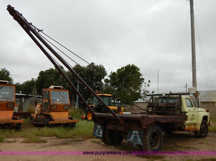 image for item I5408 1975 Ford F600 flatbed truck