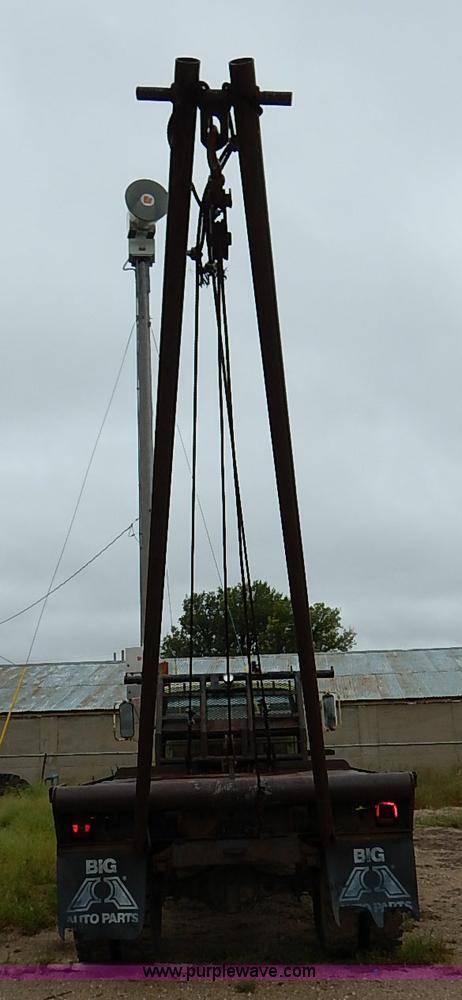 image for item I5408 1975 Ford F600 flatbed truck