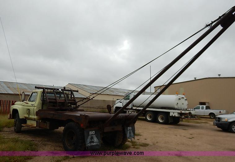 image for item I5408 1975 Ford F600 flatbed truck