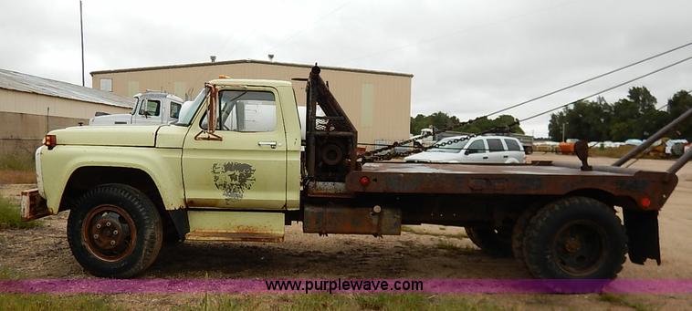 image for item I5408 1975 Ford F600 flatbed truck