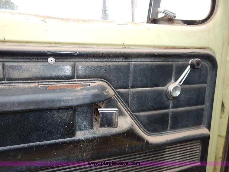 image for item I5408 1975 Ford F600 flatbed truck