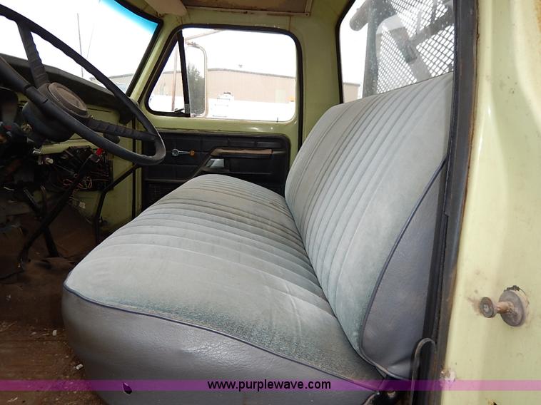 image for item I5408 1975 Ford F600 flatbed truck