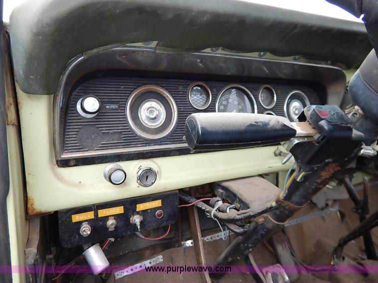 image for item I5408 1975 Ford F600 flatbed truck