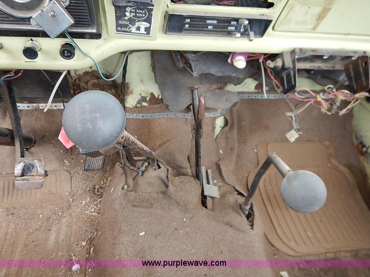 image for item I5408 1975 Ford F600 flatbed truck