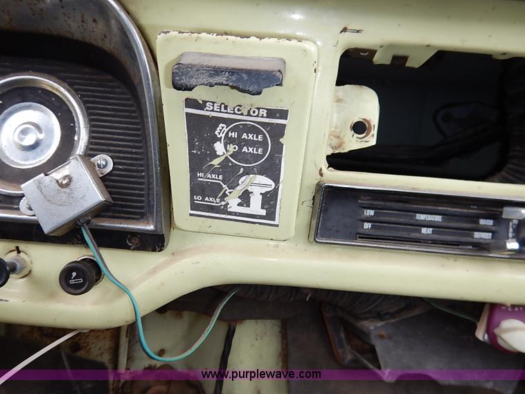 image for item I5408 1975 Ford F600 flatbed truck