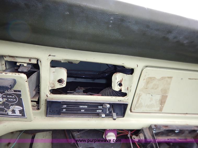 image for item I5408 1975 Ford F600 flatbed truck