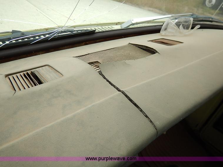 image for item I5408 1975 Ford F600 flatbed truck