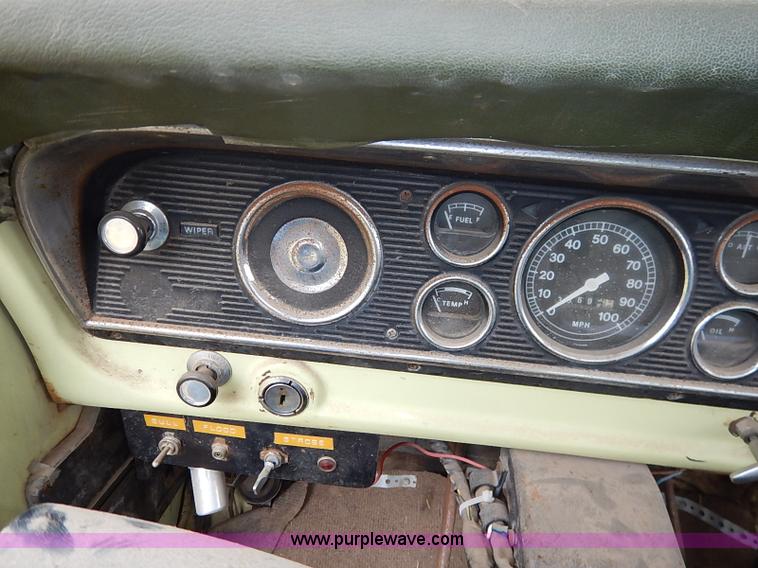 image for item I5408 1975 Ford F600 flatbed truck