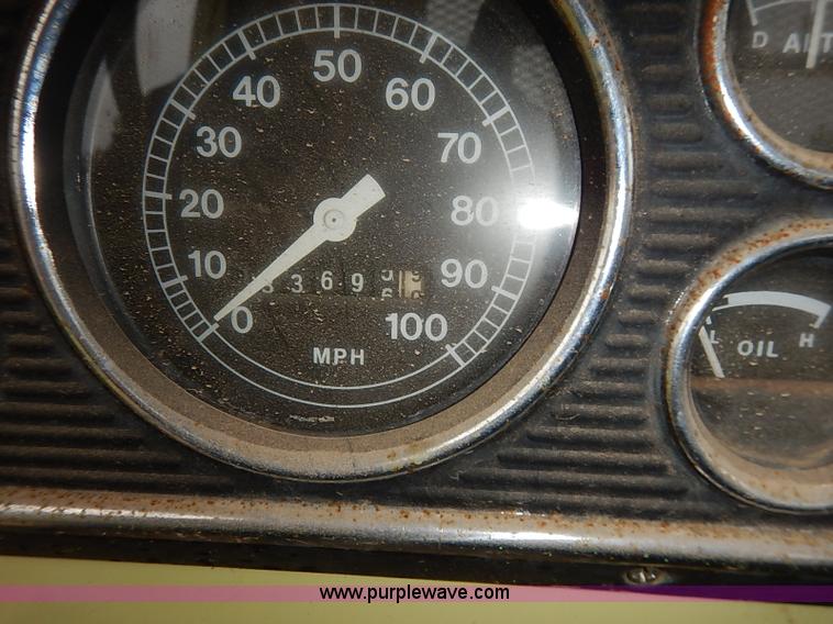 image for item I5408 1975 Ford F600 flatbed truck