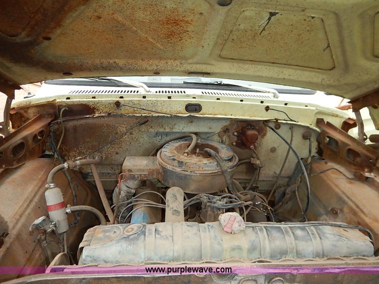 image for item I5408 1975 Ford F600 flatbed truck