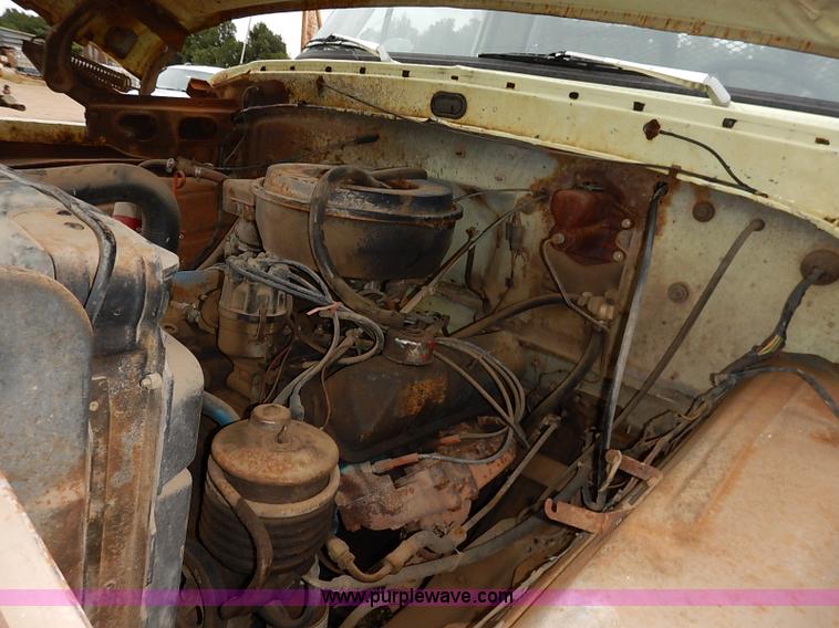 image for item I5408 1975 Ford F600 flatbed truck