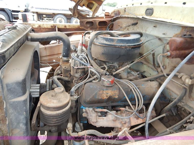 image for item I5408 1975 Ford F600 flatbed truck