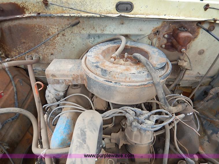 image for item I5408 1975 Ford F600 flatbed truck