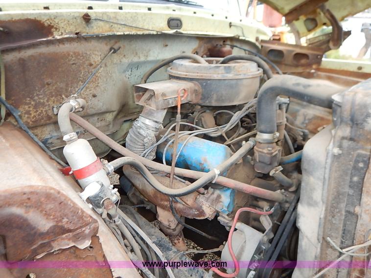 image for item I5408 1975 Ford F600 flatbed truck