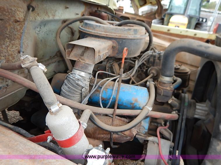 image for item I5408 1975 Ford F600 flatbed truck