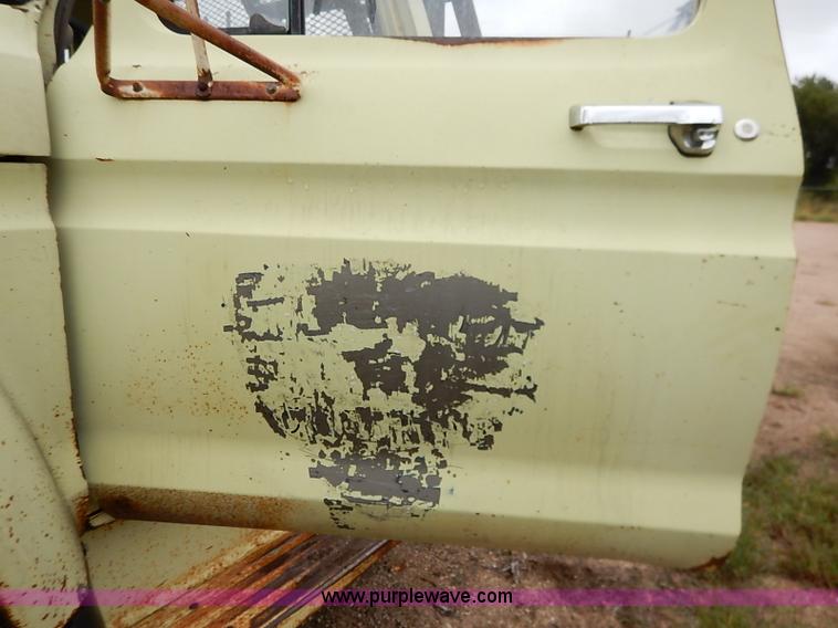 image for item I5408 1975 Ford F600 flatbed truck