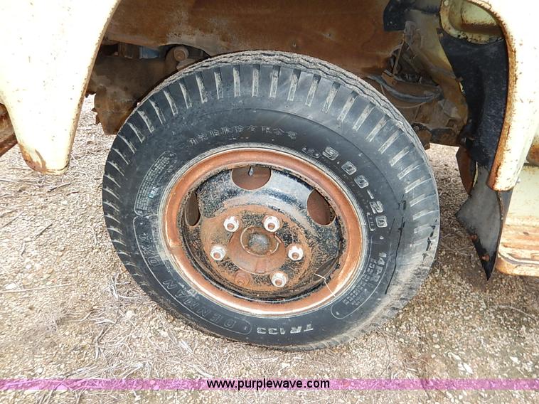 image for item I5408 1975 Ford F600 flatbed truck