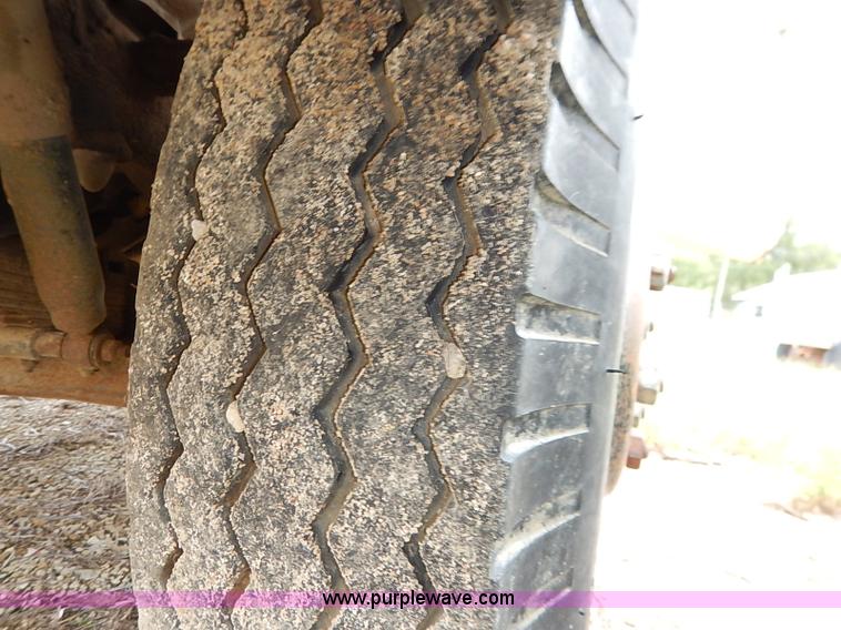 image for item I5408 1975 Ford F600 flatbed truck