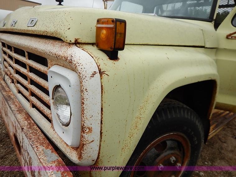 image for item I5408 1975 Ford F600 flatbed truck