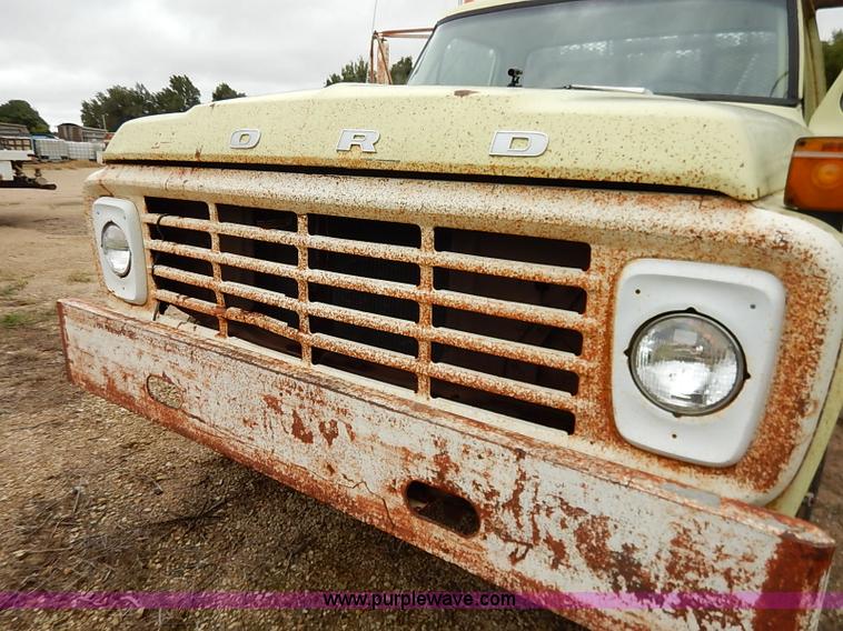 image for item I5408 1975 Ford F600 flatbed truck