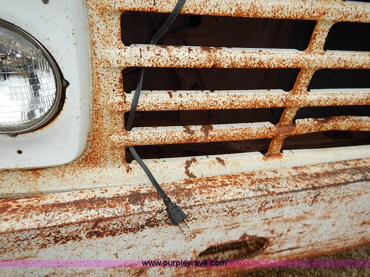 image for item I5408 1975 Ford F600 flatbed truck