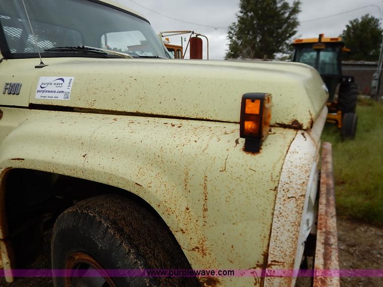 image for item I5408 1975 Ford F600 flatbed truck