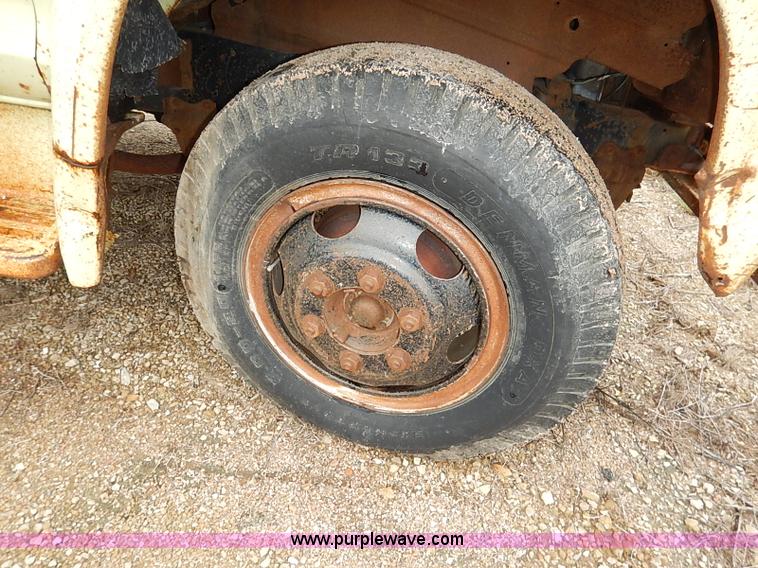 image for item I5408 1975 Ford F600 flatbed truck