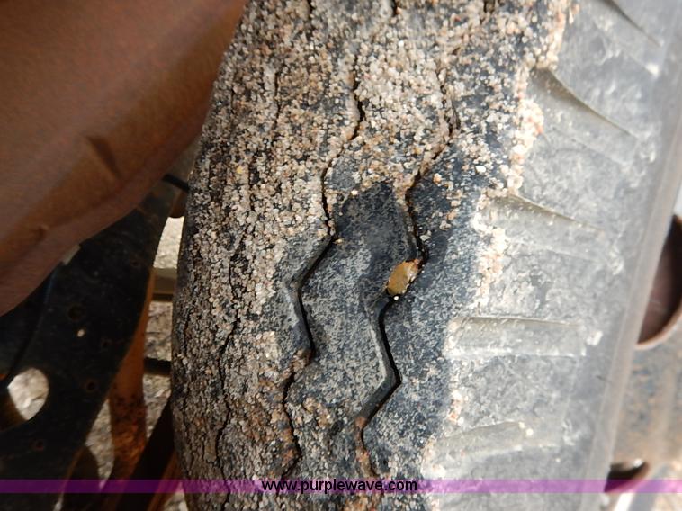 image for item I5408 1975 Ford F600 flatbed truck