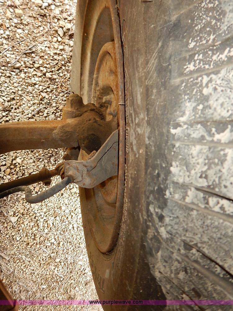 image for item I5408 1975 Ford F600 flatbed truck