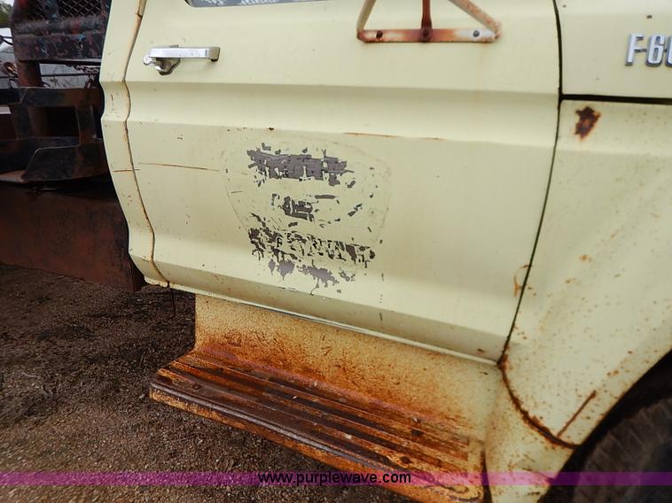 image for item I5408 1975 Ford F600 flatbed truck
