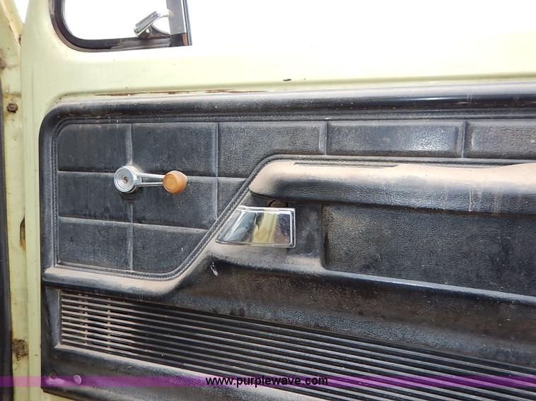 image for item I5408 1975 Ford F600 flatbed truck