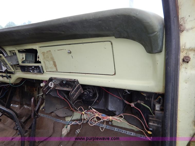 image for item I5408 1975 Ford F600 flatbed truck