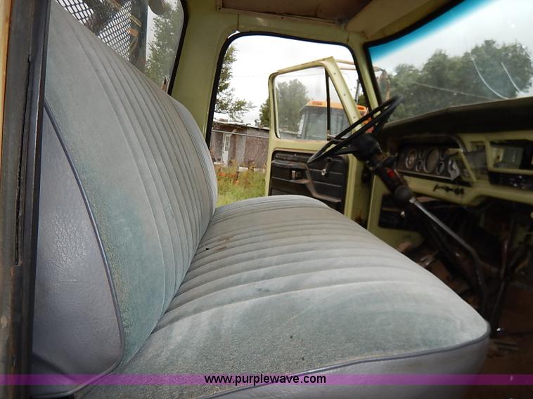 image for item I5408 1975 Ford F600 flatbed truck