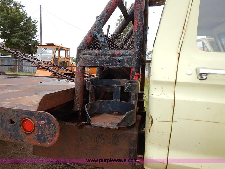 image for item I5408 1975 Ford F600 flatbed truck