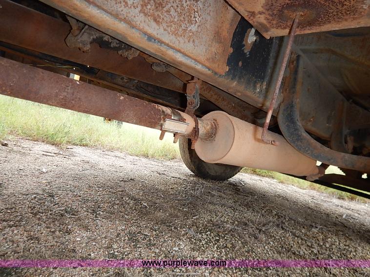 image for item I5408 1975 Ford F600 flatbed truck