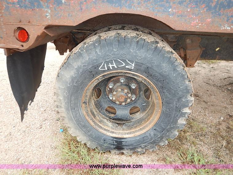 image for item I5408 1975 Ford F600 flatbed truck