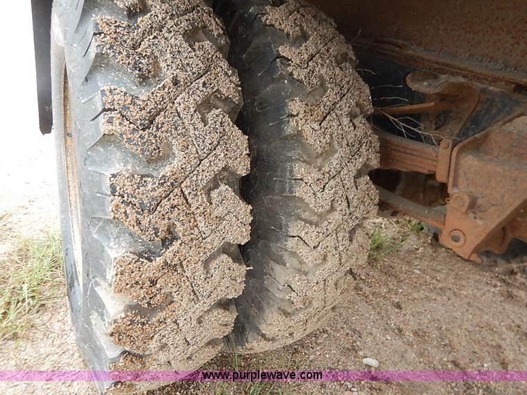 image for item I5408 1975 Ford F600 flatbed truck