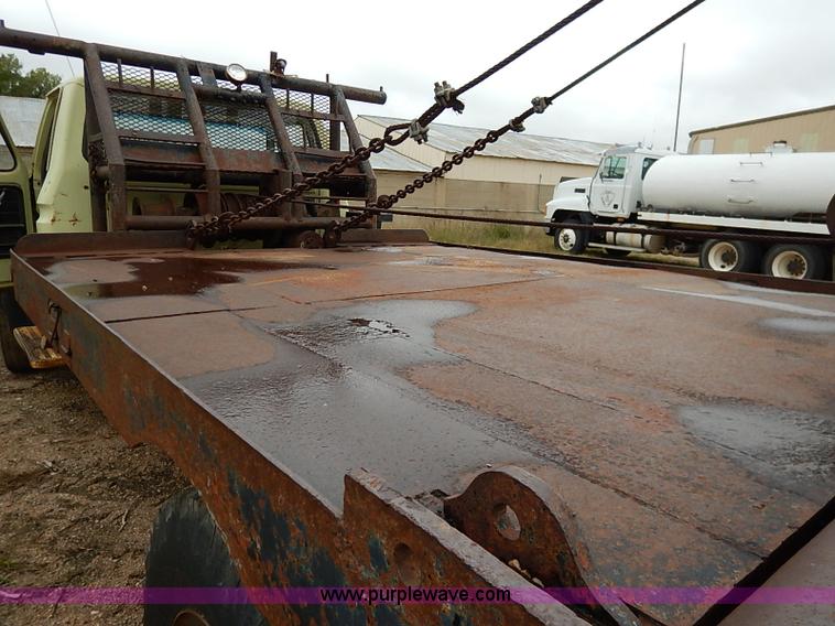 image for item I5408 1975 Ford F600 flatbed truck
