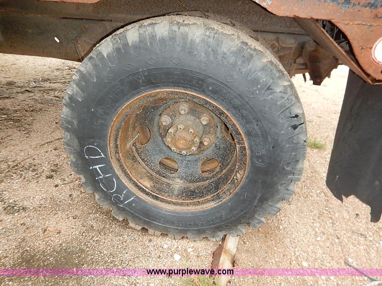 image for item I5408 1975 Ford F600 flatbed truck