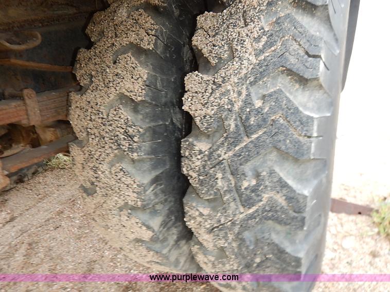 image for item I5408 1975 Ford F600 flatbed truck