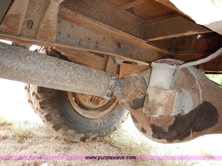 image for item I5408 1975 Ford F600 flatbed truck