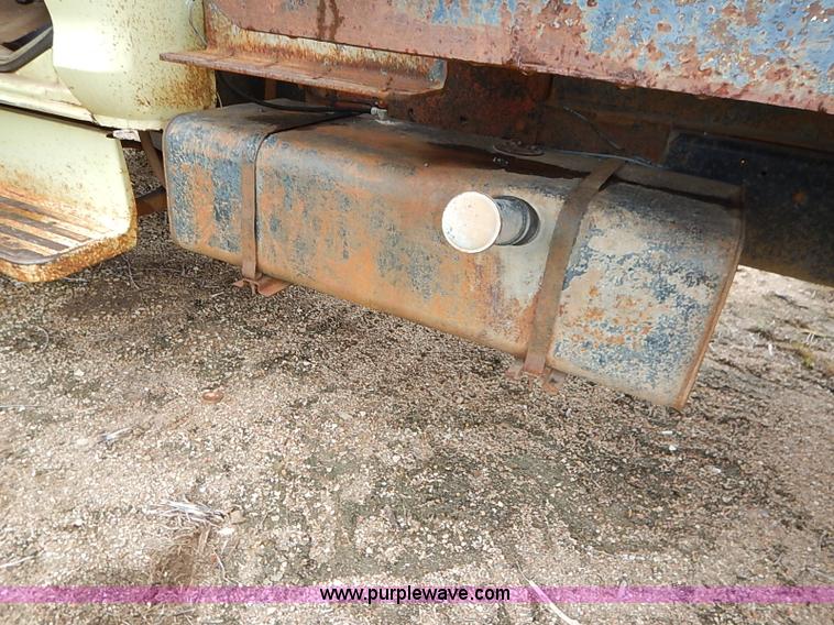 image for item I5408 1975 Ford F600 flatbed truck