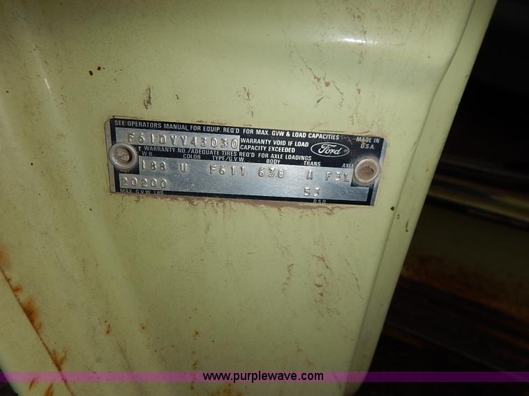 image for item I5408 1975 Ford F600 flatbed truck