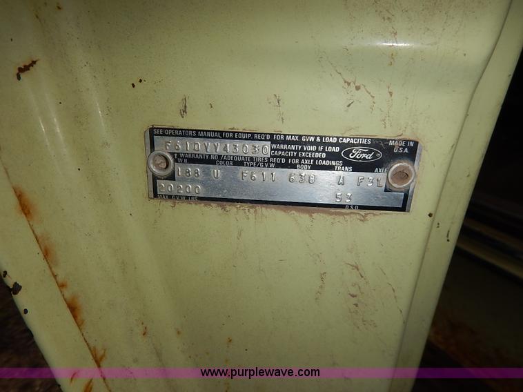 image for item I5408 1975 Ford F600 flatbed truck