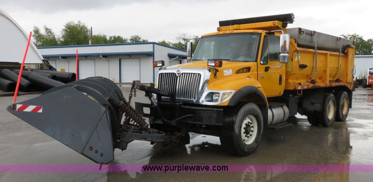 image for item I5865 2004 International 7400 dump truck