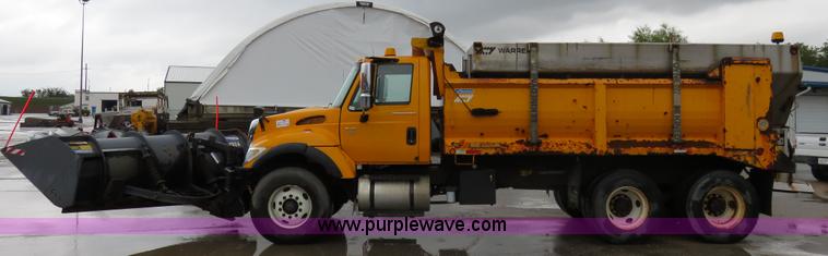 image for item I5865 2004 International 7400 dump truck