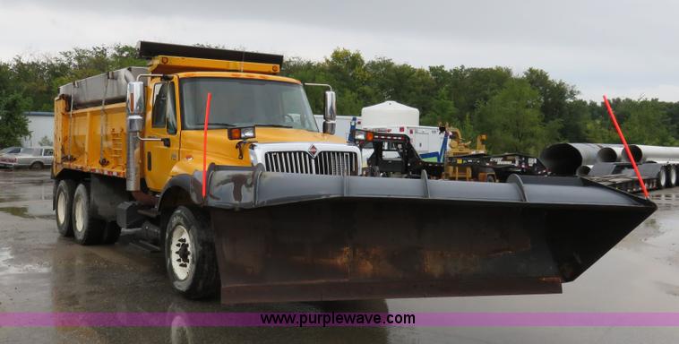 image for item I5865 2004 International 7400 dump truck