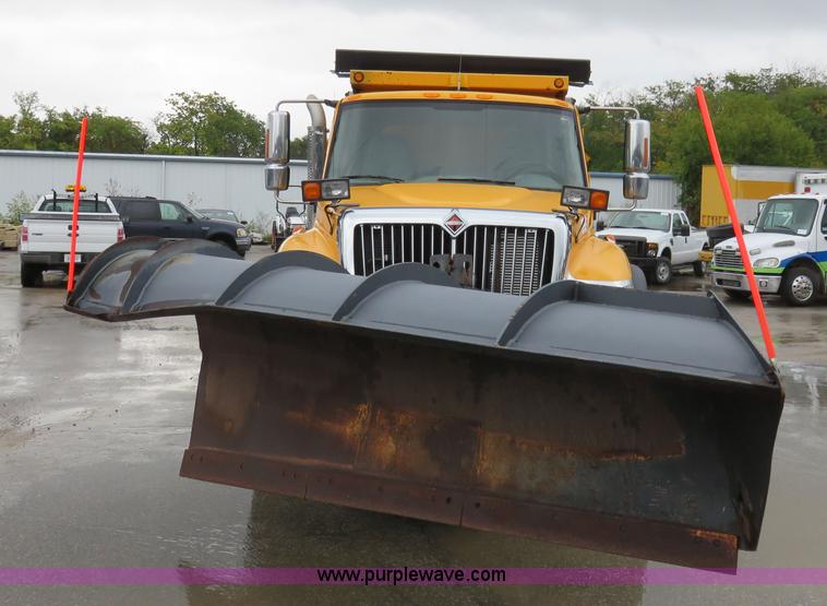 image for item I5865 2004 International 7400 dump truck
