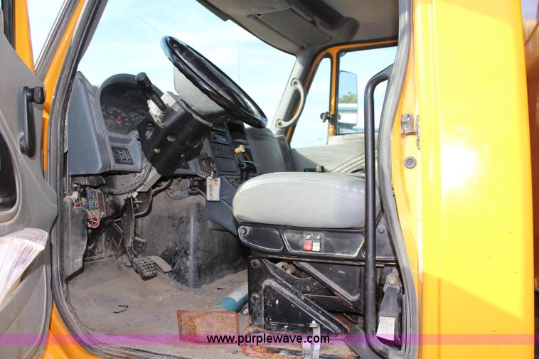 image for item I5865 2004 International 7400 dump truck